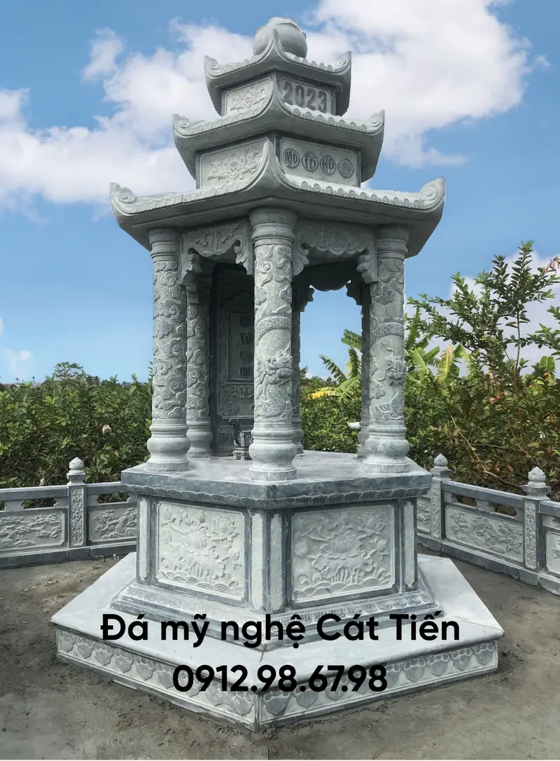 Đá mỹ nghệ Cát Tiến cung cấp mẫu Lăng mộ đá bát giác được chế tác từ đá xanh đen, hoa văn trên mộ được chạm khắc tinh tế