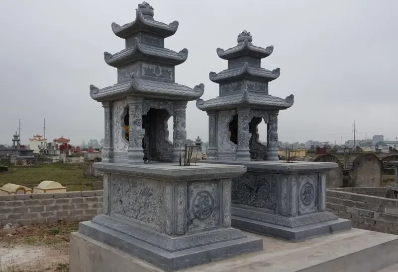 Mẫu mộ đá xanh rêu ba mái chạm khắc tinh tế 