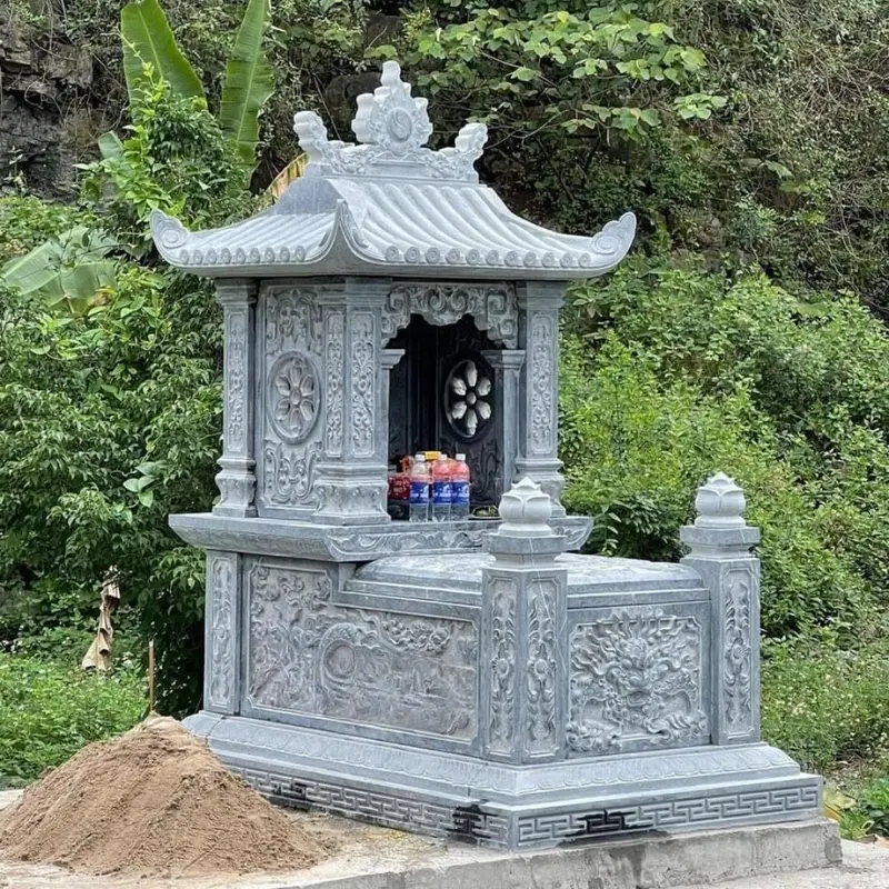 Mẫu mộ đá một mái đơn giản với họa tiết truyền thống
