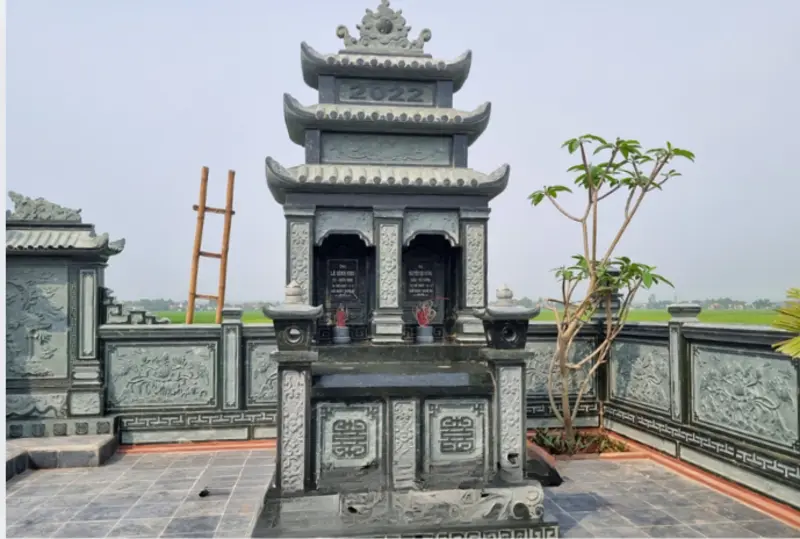 Mẫu mộ đá đôi chế tác bằng đá xanh đen với 3 mái xếp chồng đầy uy nghi, trang nghiêm và nổi bật 