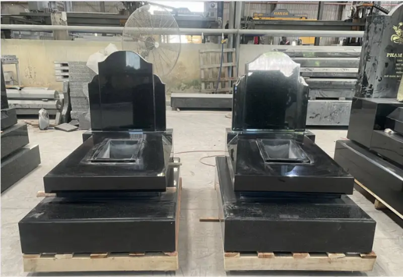 Mẫu mộ đá đôi có một mái tạo điểm nhấn cho cả ngôi mộ