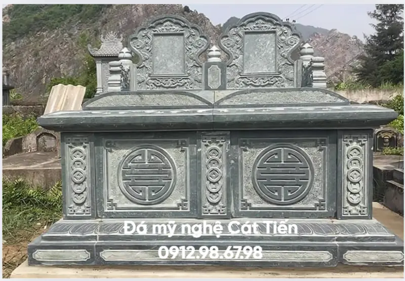 Đá mỹ nghệ Cát Tiến cung cấp mộ đá xanh đen nguyên khối, mái cong và hoa văn chạm khắc tỉ mỉ, tinh xảo.