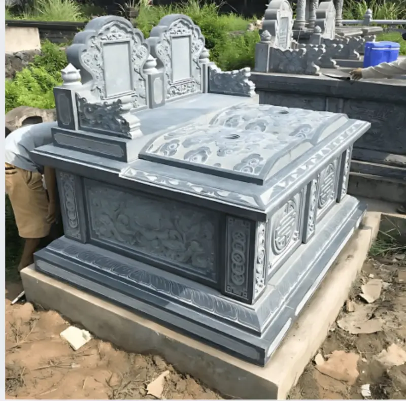 Mẫu mộ đôi xanh đen không mái với các đường nét hoa văn tinh xảo, thể hiện sự kính trọng và giữ gìn nét đẹp văn hóa truyền thống