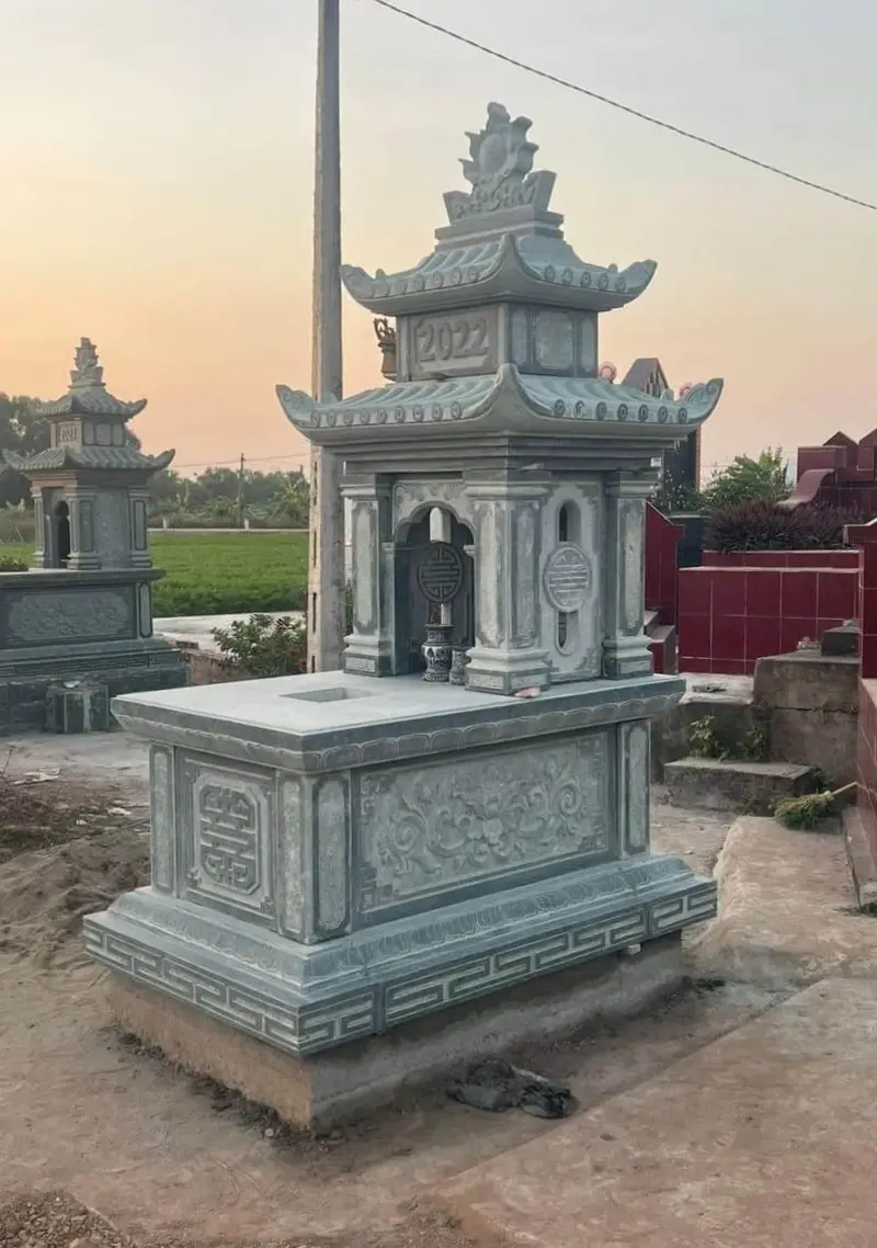 Mộ đá hai mái có thiết kế gồm hai lớp mái chồng lên nhau đặc trưng