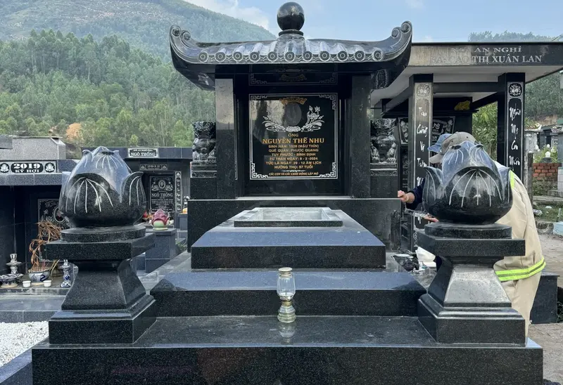 Mộ đá một mái có thiết kế tối giản, hài hòa với nhiều khuôn viên nghĩa trang