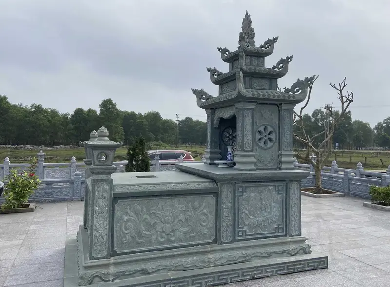 Mộ đá là mẫu mộ bề thế, thể hiện sự tôn kính sâu sắc