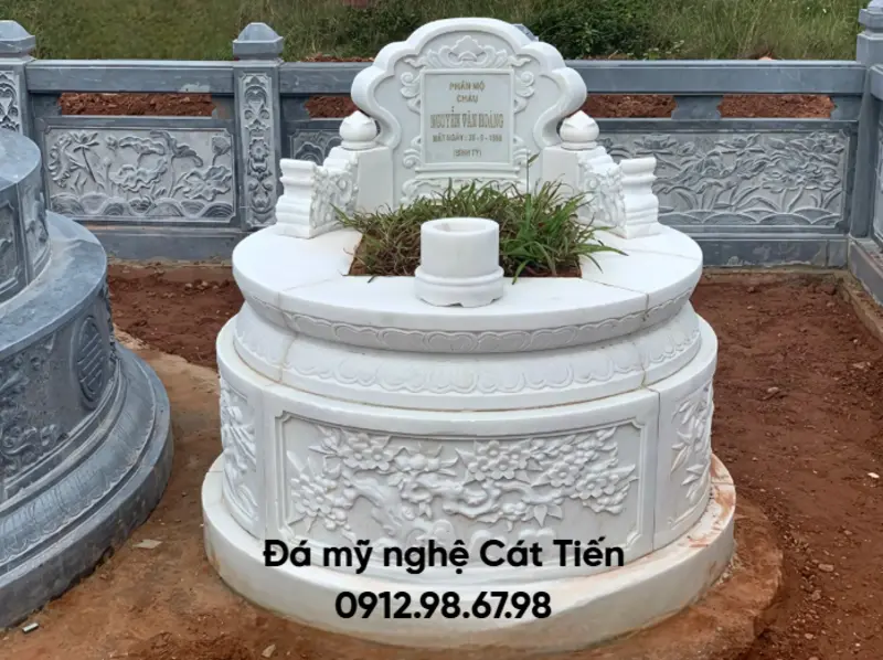 Đá mỹ nghệ Cát Tiến cung cấp mẫu mộ đá tròn được chế tác từ đá trắng nguyên khối