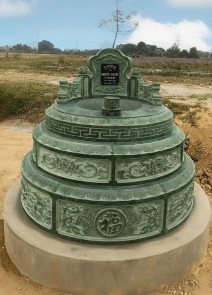 mộ đá xanh rêu tam cấp