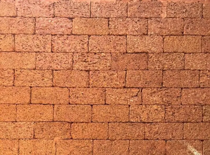 Đá ong màu đỏ nâu đặc trưng với kết cấu lỗ rỗ như tổ ong