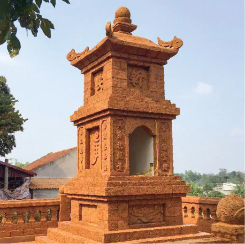 Mộ ốp đá ong được làm từ loại đá laterit với màu đỏ nâu đặc trưng