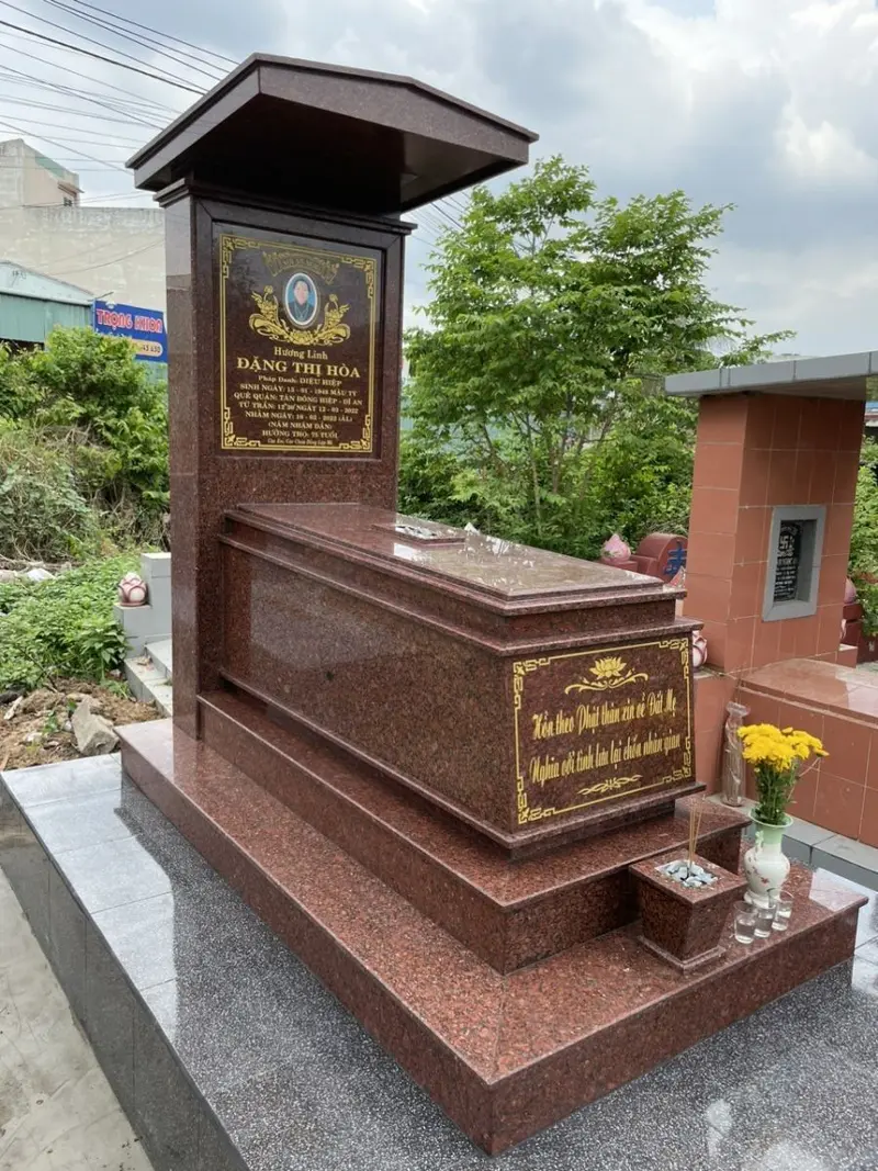 Mộ ốp đá Đỏ Ruby có màu đỏ mận sáng bóng nổi bật