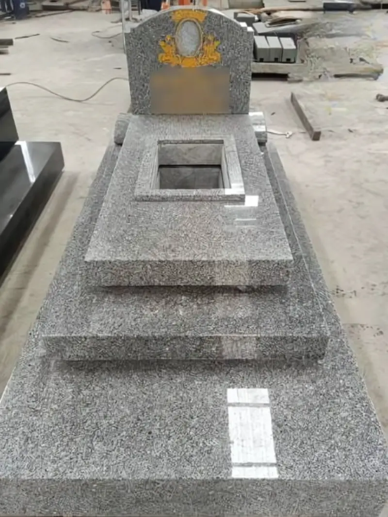 Mộ ốp đá Granite Trắng Suối Lau có độ bóng tự nhiên cao và khả năng chịu lực tốt