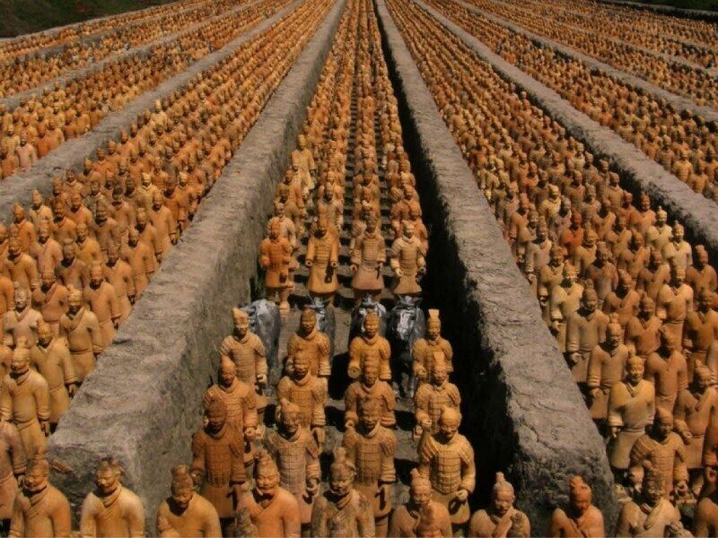Hàng nghìn tượng binh đất nung tại lăng mộ