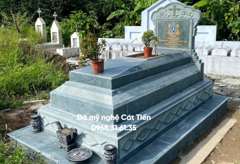 mẫu mộ Công giáo tam cấp