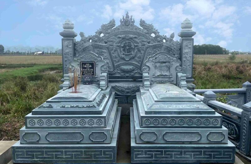 Góc trực diện mẫu mộ đá đôi xanh rêu CT87