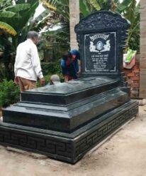 Các nghệ nhân của Đá Mỹ Nghệ Cát Tiến đang hoàn thiện mộ đá hoa cương đen CT104