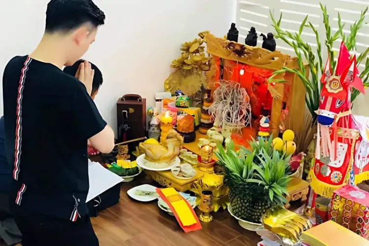 Gia chủ đọc văn khấn bao sái bàn thờ