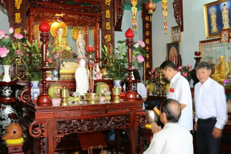 Gia chủ đọc văn khấn bao sái bàn thờ gia tiên