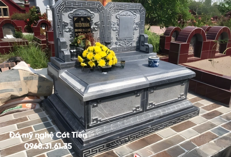 Mộ đá đôi không mái được làm từ đá xanh rêu 