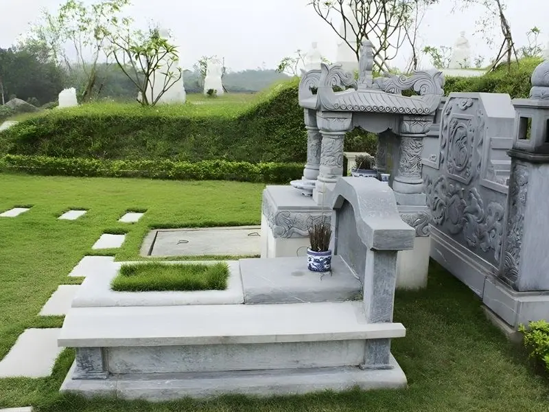 Cỏ xanh trồng trên lỗ thông thiên mộ mang ý nghĩa bao bọc, che chở, thể hiện sự hiếu kính với người đã khuất