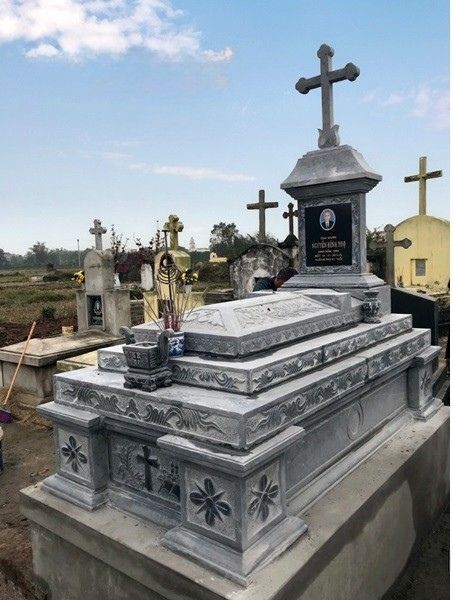 Mẫu mộ công giáo đá xanh đen được Đá Mỹ Nghệ Cát Tiến thi công tại Quảng Bình cũ (nay hiện là Quảng Bình) năm 2023