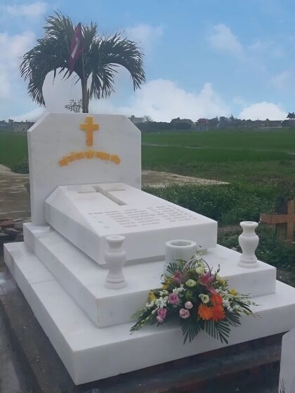 Mộ đá công giáo trắng do Đá Mỹ Nghệ Cát Tiến thi công tại Hà Tĩnh năm 2025