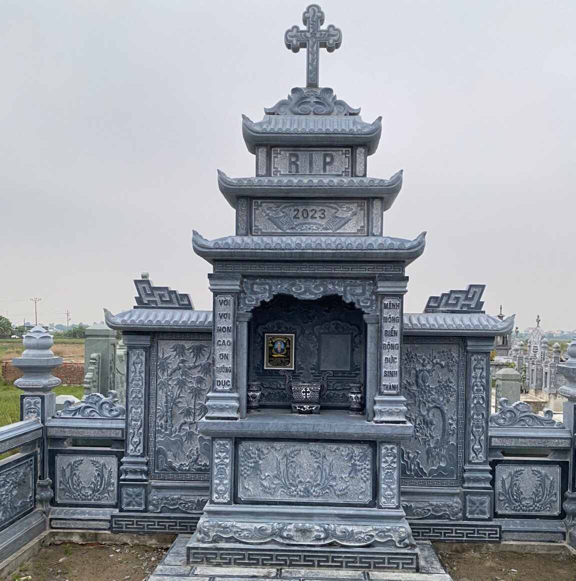 Công trình lăng mộ đá công giáo xanh đen thi công tại Hải Phòng năm 2023