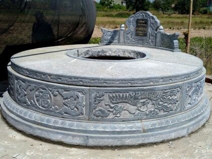 Mẫu mộ tròn đẹp CT58 có thiết kế rộng và có lỗ thông thiên trên đỉnh