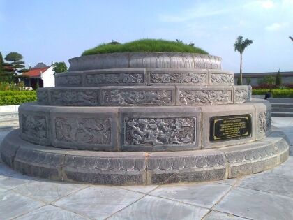 Mộ tròn đẹp CT59 có thiết kế rộng, nằm trên khu đất bằng phẳng và cảnh quan thiên nhiên xanh mát