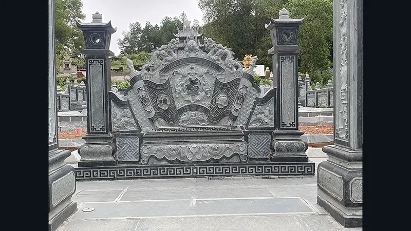 Câu thơ, văn trang trọng, tôn kính thường được khắc lên cuốn thư lăng mộ 