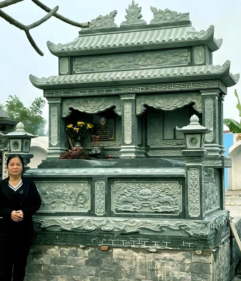 Sử dụng đá xanh rêu kết hợp với các họa tiết phong thủy truyền thống chạm khắc trên bề mặt lăng mộ sẽ mang lại sự may mắn, bình an và thịnh vượng