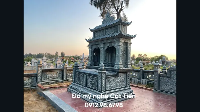 Đá mỹ nghệ Cát Tiến cung cấp mẫu lăng mộ đá đôi bằng đá xanh đen nguyên khối, với bài vị riêng, chạm khắc rồng phượng uy nghi