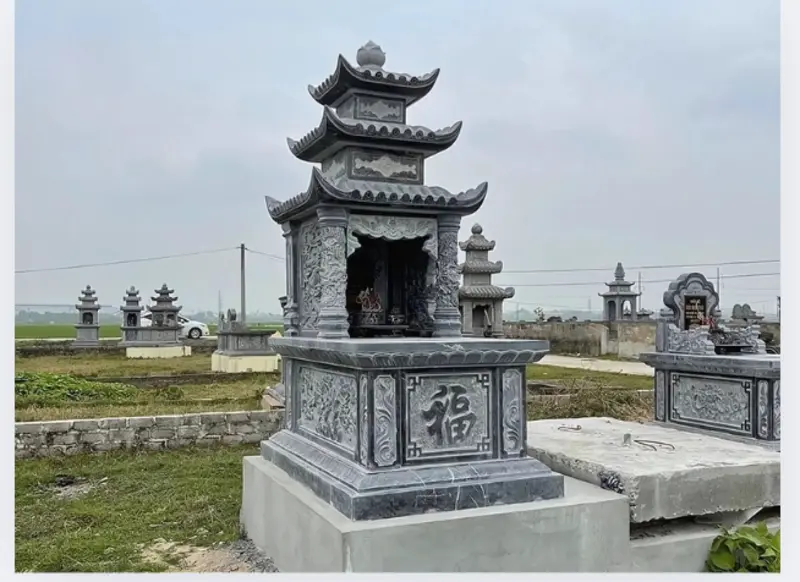 Lăng mộ đơn được chế tác từ đá xanh đen được nhiều gia chủ lựa chọn bởi độ bền cao và vẻ đẹp sang trọng