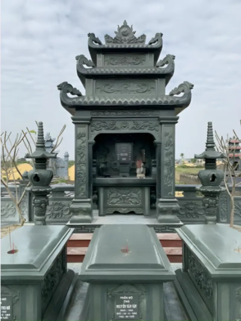 Lăng mộ đá xanh rêu quy mô lớn, màu đá đồng nhất, hoa văn tinh xảo, chuẩn phong thủy thể hiện sự trang nghiêm