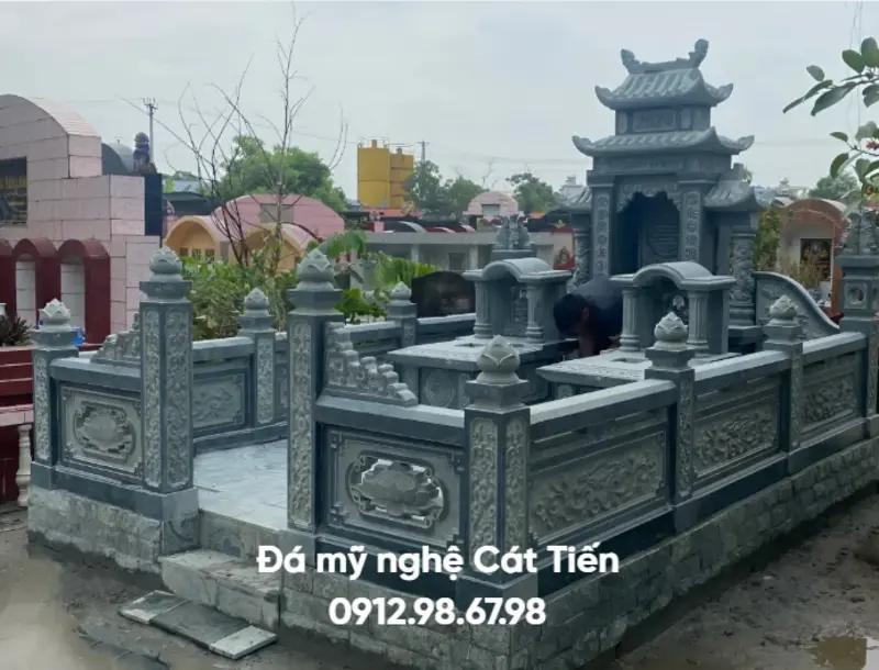 Cát Tiến thi công khu lăng mộ đá bằng đá tự nhiên nguyên khối, kết hợp tay nghề nghệ nhân lâu năm, đảm bảo công trình vừa bền đẹp, chuẩn phong thủy