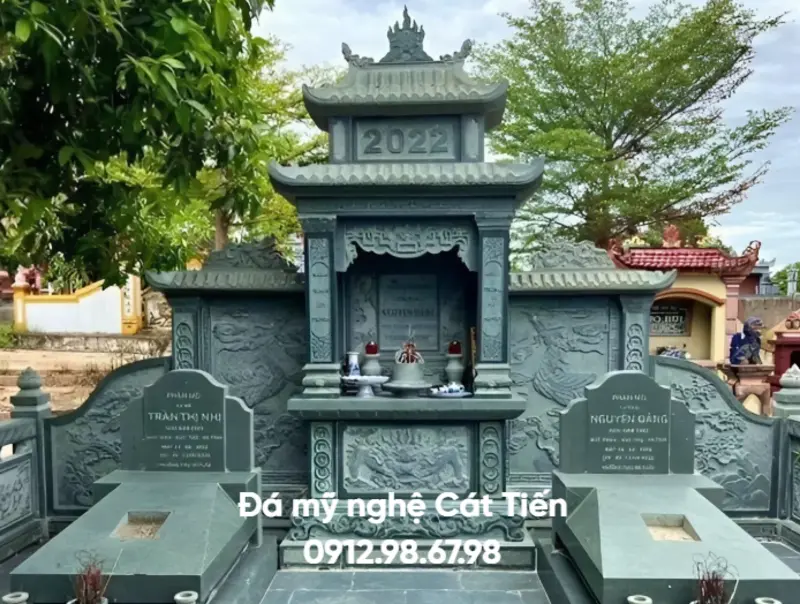 Lăng mộ đá xanh rêu giúp tạo nên không gian trang nghiêm, hài hòa phong thủy, thể hiện sự bền vững và lòng thành kính của con cháu đối với tổ tiên