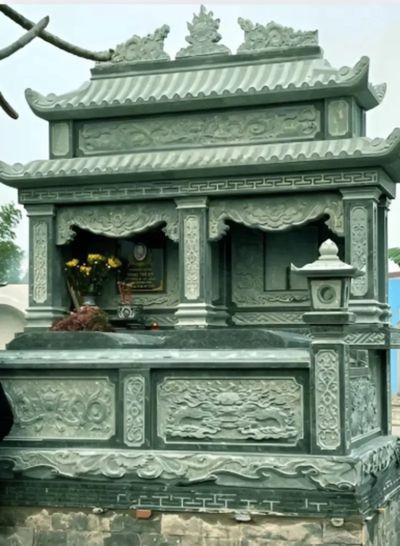 Mẫu lăng mộ đá đôi 2 mái được chế tác từ đá xanh rêu nguyên khối, phù hợp cho các khu lăng lớn đề cao phong thủy
