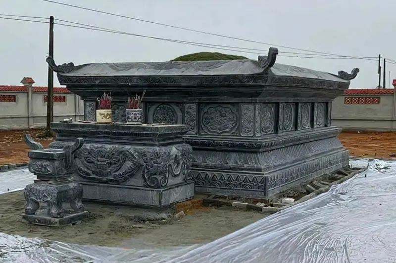 Mẫu lăng mộ tổ đá vuông với thiết kế to lớn, tạo sự uy nghi, bề thế