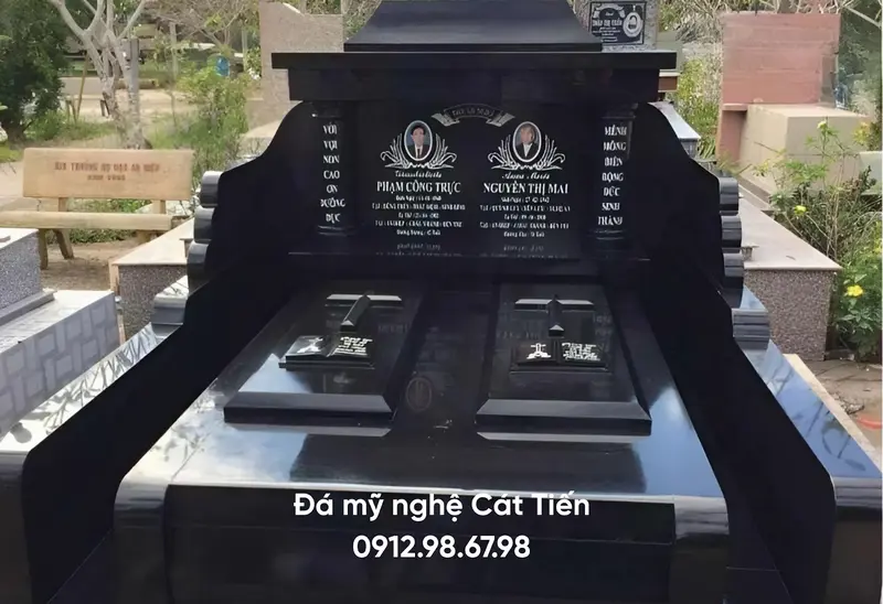 Đá mỹ nghệ Cát Tiến cung cấp mẫu Lăng mộ đá Granite với bề mặt đen bóng, đảm bảo thẩm mỹ và độ bền vượt trội