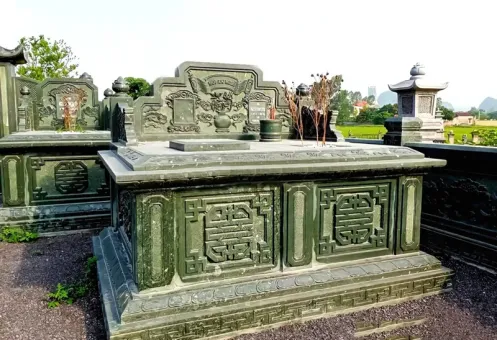 Lăng mộ đá xanh rêu