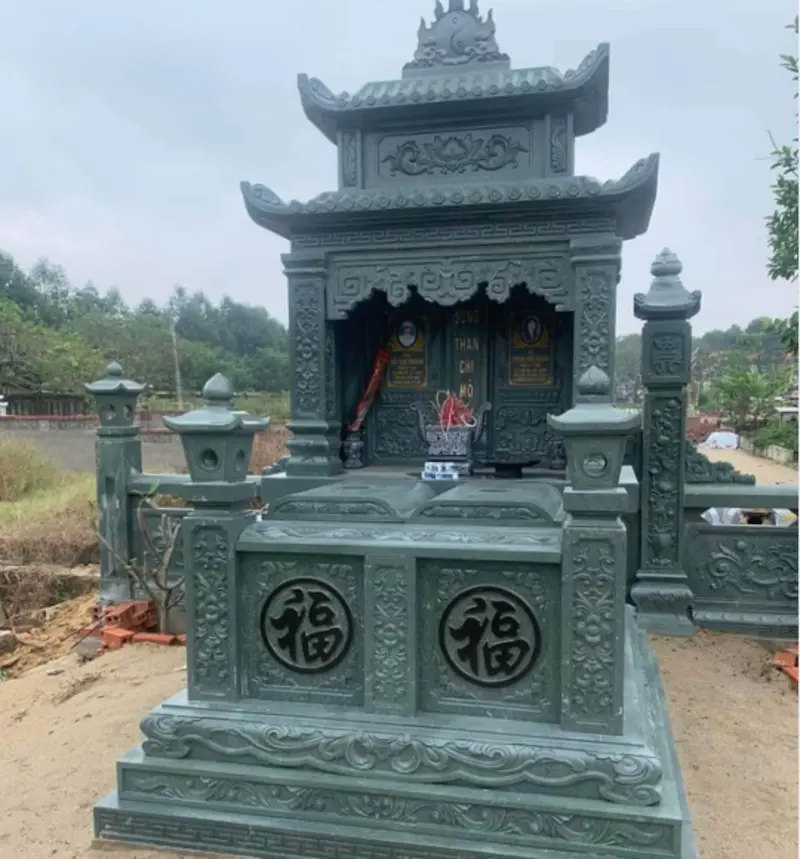 Lăng mộ đá hai mái thường được lựa chọn cho mộ đôi dành cho vợ chồng hoặc song thân với ý nghĩa gắn kết bền chặt