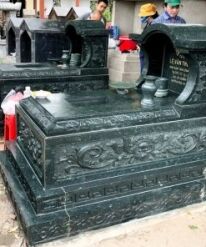 Mẫu mộ đá hoa cương đẹp CT107 màu xanh rêu bóng loáng, được Đá Mỹ Nghệ Cát Tiến thi công tại Hà Nam cũ năm 2023