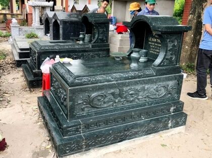 Mẫu mộ đá hoa cương đẹp CT107 màu xanh rêu bóng loáng, được Đá Mỹ Nghệ Cát Tiến thi công tại Hà Nam cũ năm 2023