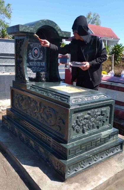 Mẫu mộ đẹp đá hoa cương có mái CT102