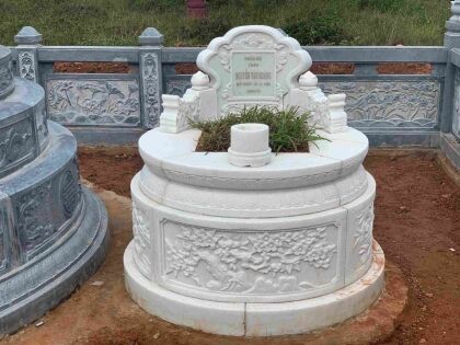 Mẫu mộ tròn bằng đá CT56 được Đá Mỹ Nghệ Cát Tiến thi công tại Cà Mau năm 2025.