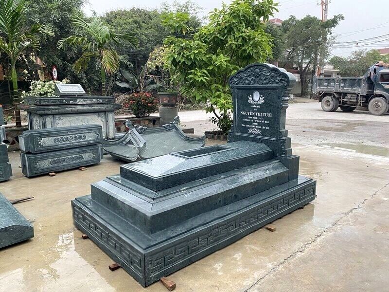 Góc nhìn phía bên phải mộ đá granite màu đen không mái CT100