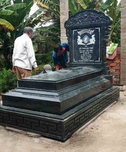 Các nghệ nhân của Đá Mỹ Nghệ Cát Tiến đang hoàn thiện mộ đá hoa cương đen CT104