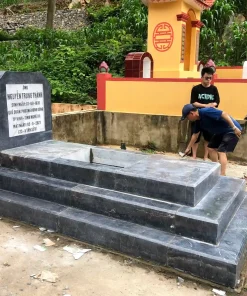 Đá Mỹ Nghệ Cát Tiến đang bàn giao công trình mộ đá hoa cương với khách hàng tại thành phố Vinh, Nghệ An