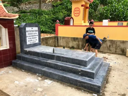 Đá Mỹ Nghệ Cát Tiến đang bàn giao công trình mộ đá hoa cương với khách hàng tại thành phố Vinh, Nghệ An