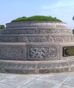 Mộ tròn đẹp CT59 có thiết kế rộng, nằm trên khu đất bằng phẳng và cảnh quan thiên nhiên xanh mát